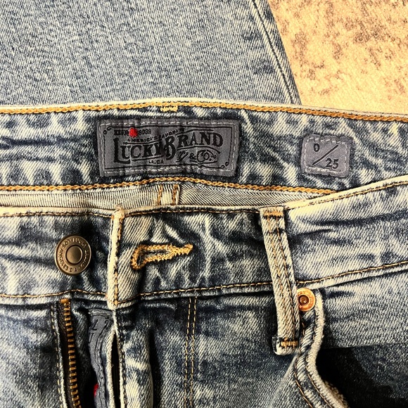 LUCKY BRAND JEANS faded straight leg w/ black pocket detail and rough gems - Picture 4 of 6